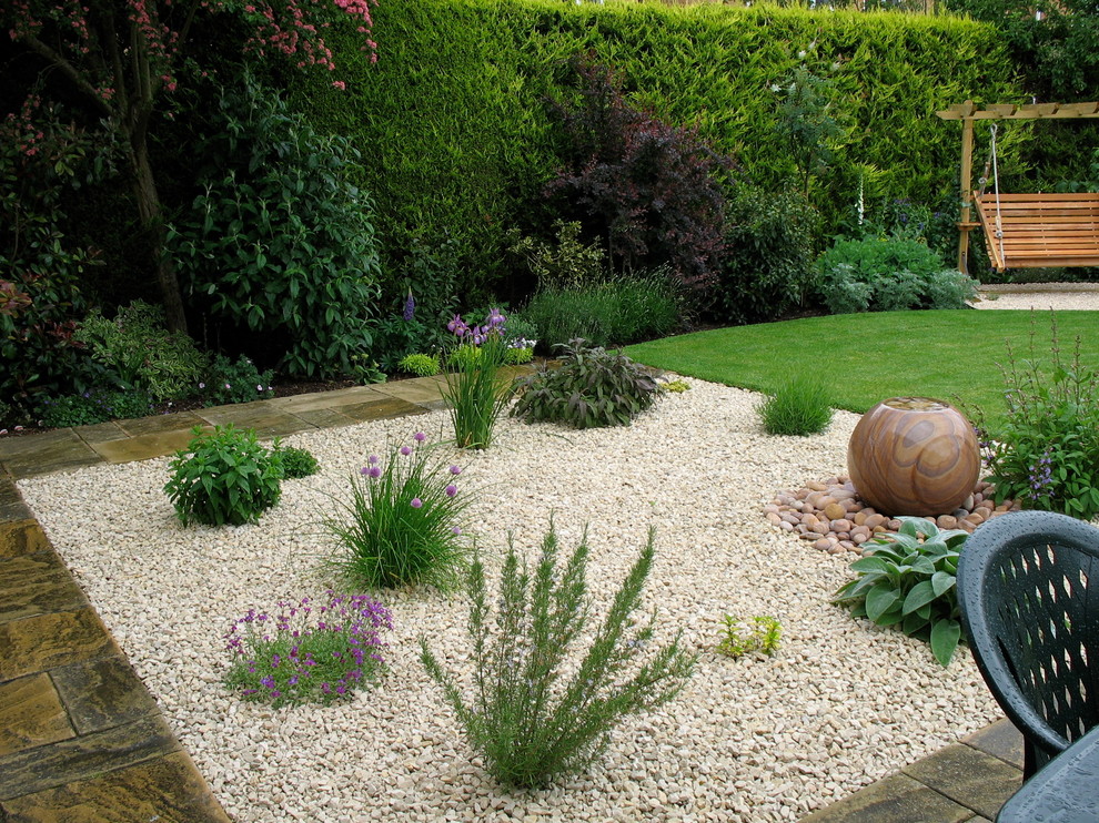 Inspiration pour un jardin arrière rustique de taille moyenne et l'été avec un point d'eau, une exposition ensoleillée et du gravier.