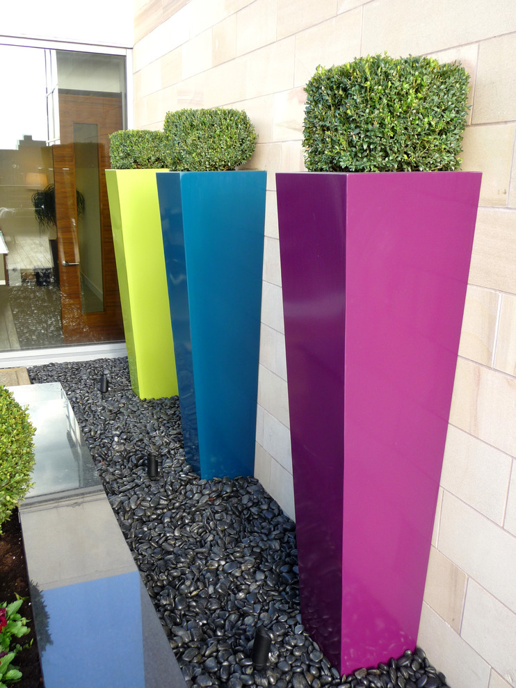 Photo of a contemporary landscaping in Manchester.