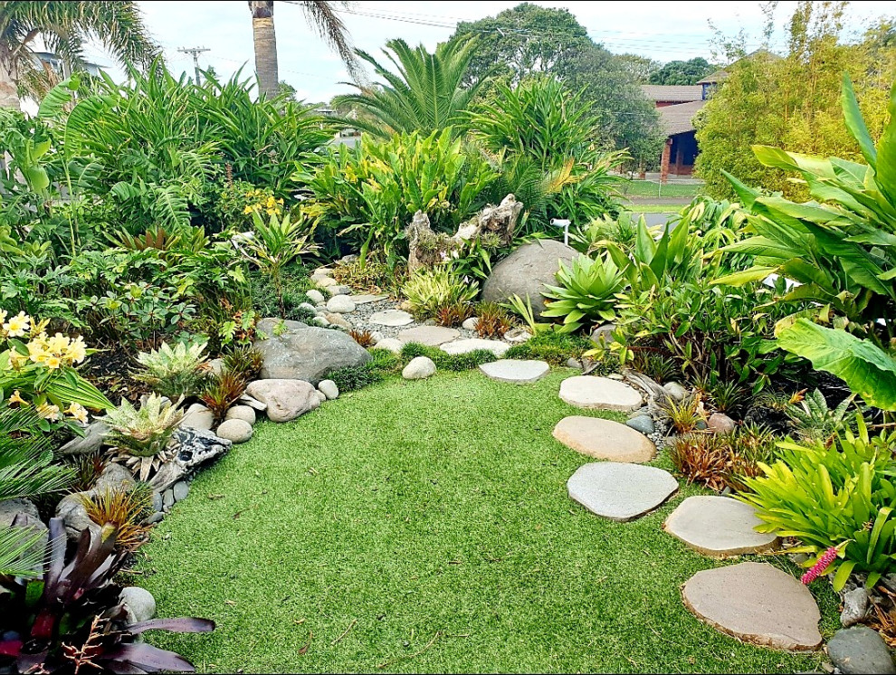 Esempio di un giardino xeriscape esposto in pieno sole di medie dimensioni e sul tetto con sassi e rocce e pavimentazioni in pietra naturale