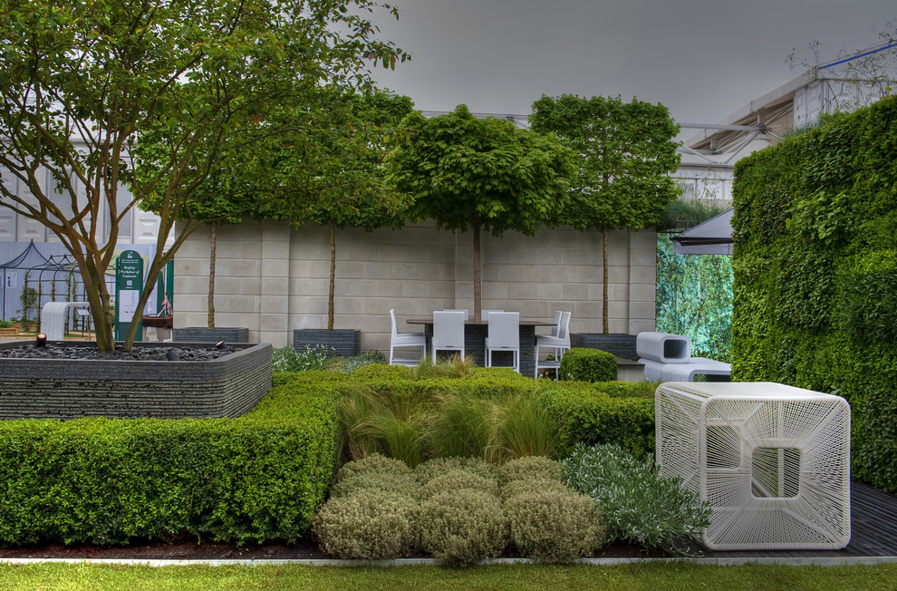 Idées déco pour un jardin moderne de taille moyenne avec une exposition ensoleillée et une terrasse en bois.