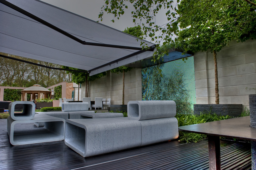 Exemple d'un jardin moderne de taille moyenne avec une exposition ensoleillée et une terrasse en bois.