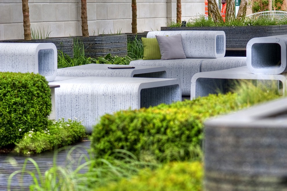 Inspiration pour un jardin minimaliste de taille moyenne avec une exposition ensoleillée et une terrasse en bois.