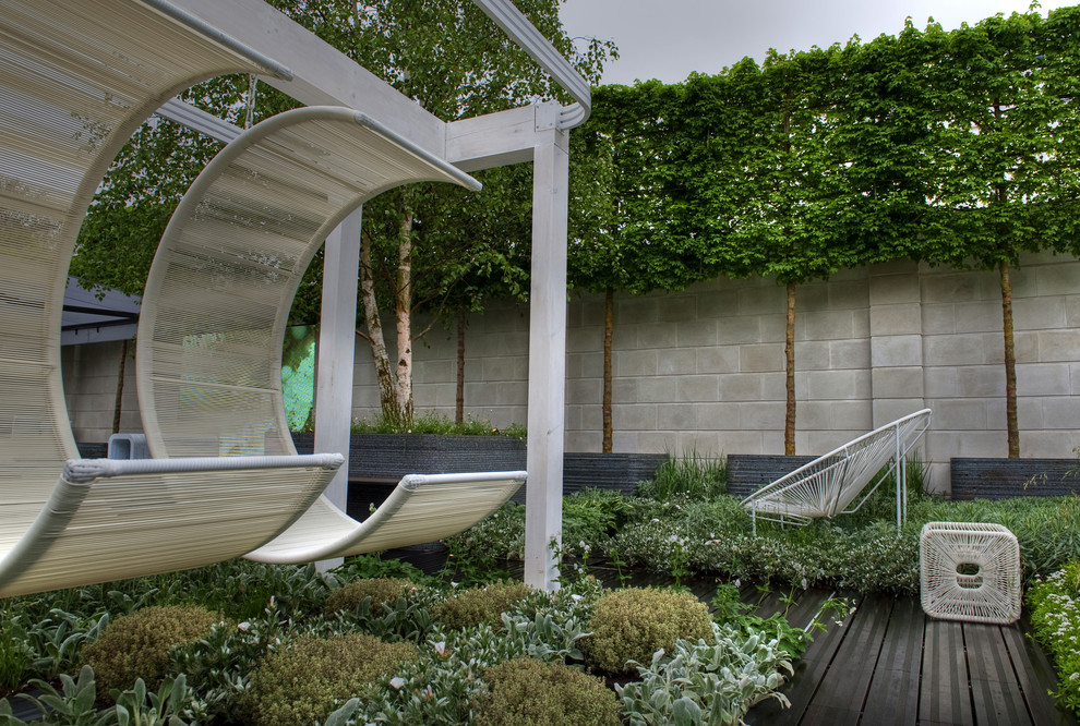 Kleiner Moderner Garten mit direkter Sonneneinstrahlung und Dielen in London