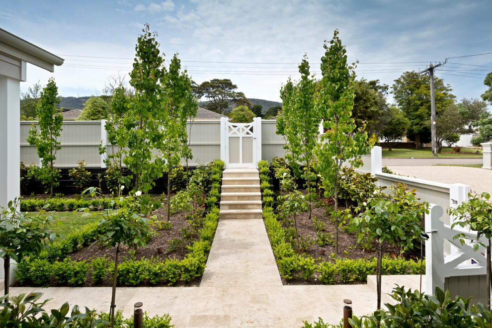Aménagement d'un grand aménagement d'entrée ou allée de jardin avant classique avec des pavés en pierre naturelle.