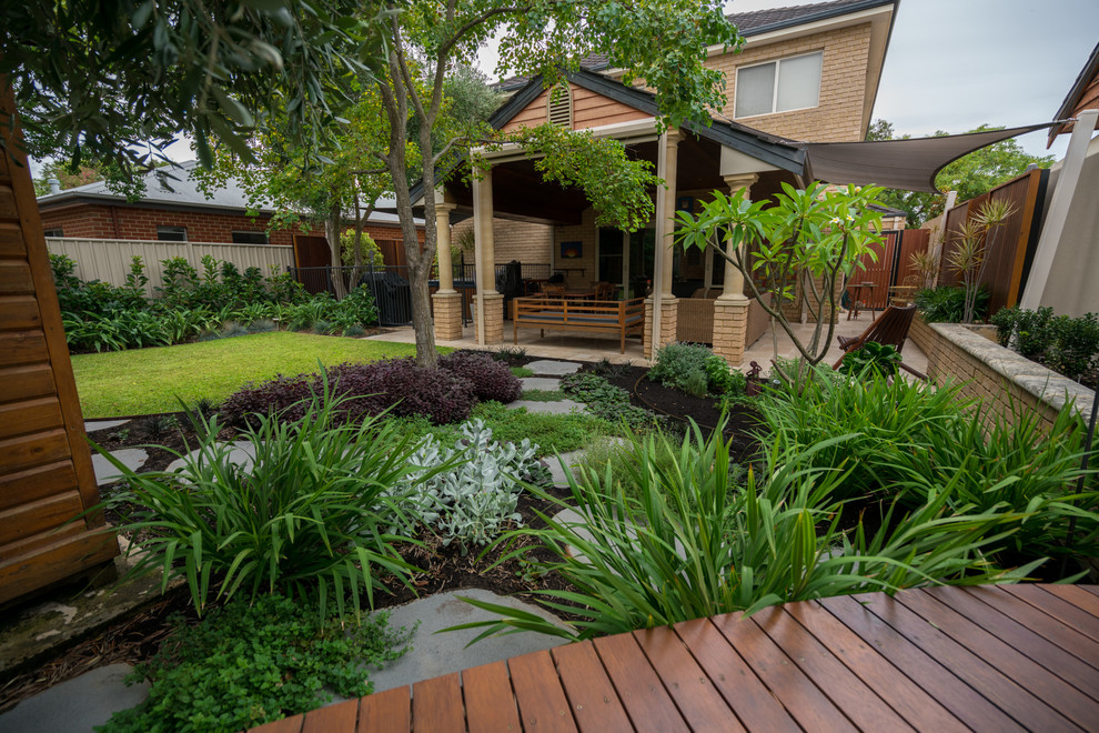 Kleiner, Halbschattiger Moderner Garten im Frühling, hinter dem Haus mit Natursteinplatten in Perth