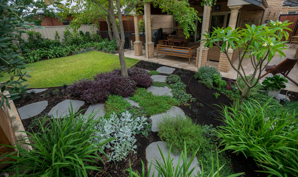 Kleiner, Halbschattiger Moderner Garten im Frühling, hinter dem Haus mit Natursteinplatten in Perth
