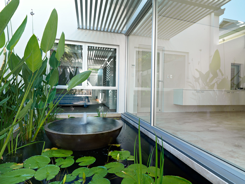 Geometrischer, Kleiner, Halbschattiger Moderner Garten im Innenhof im Frühling mit Wasserspiel und Dielen in Perth
