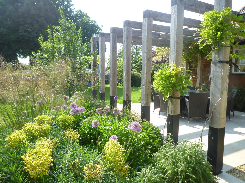 Geometrischer, Mittelgroßer Rustikaler Gartenweg hinter dem Haus mit Natursteinplatten in Hertfordshire