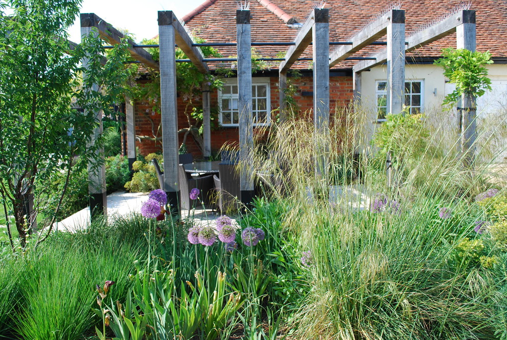 Exemple d'un jardin arrière montagne de taille moyenne avec des pavés en pierre naturelle.