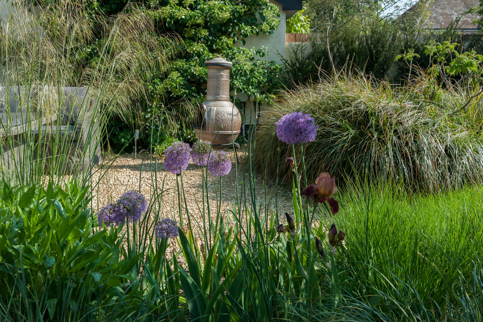 Modelo de camino de jardín rústico de tamaño medio en patio trasero con jardín francés y adoquines de piedra natural