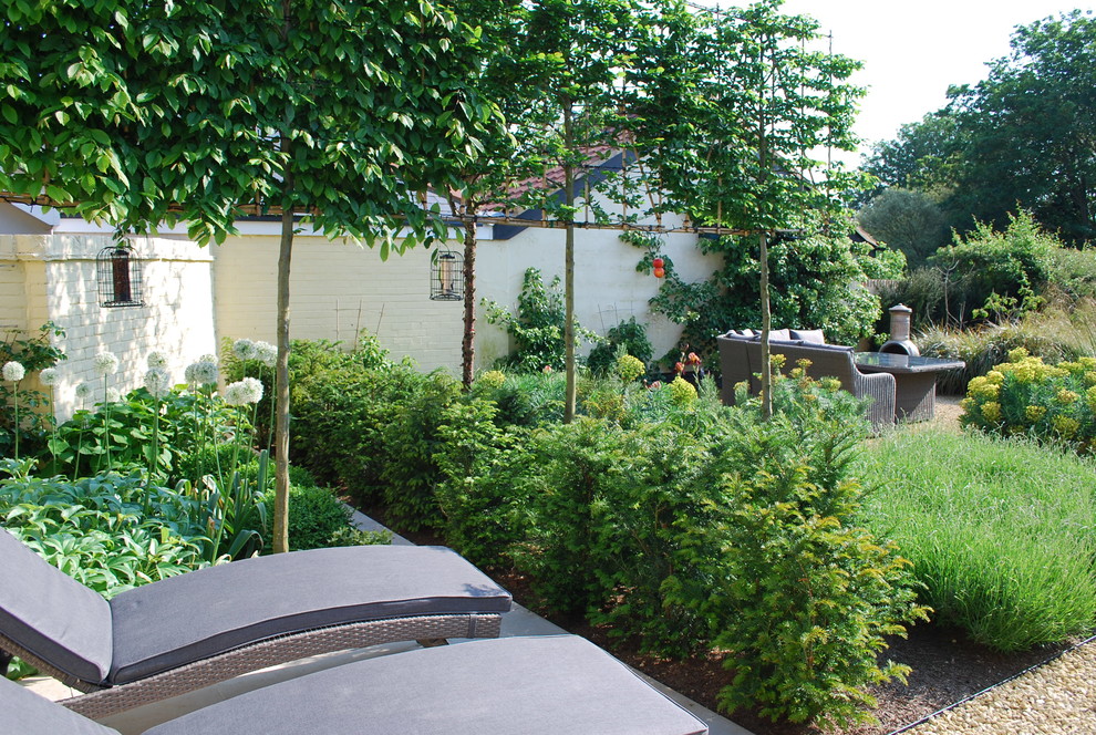 На фото: регулярный сад среднего размера на заднем дворе в стиле рустика с садовой дорожкой или калиткой и покрытием из каменной брусчатки