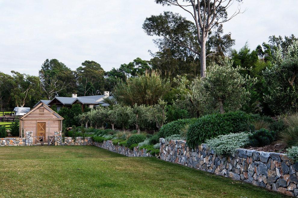 Country Garten im Frühling mit direkter Sonneneinstrahlung und Pflastersteinen in Sydney