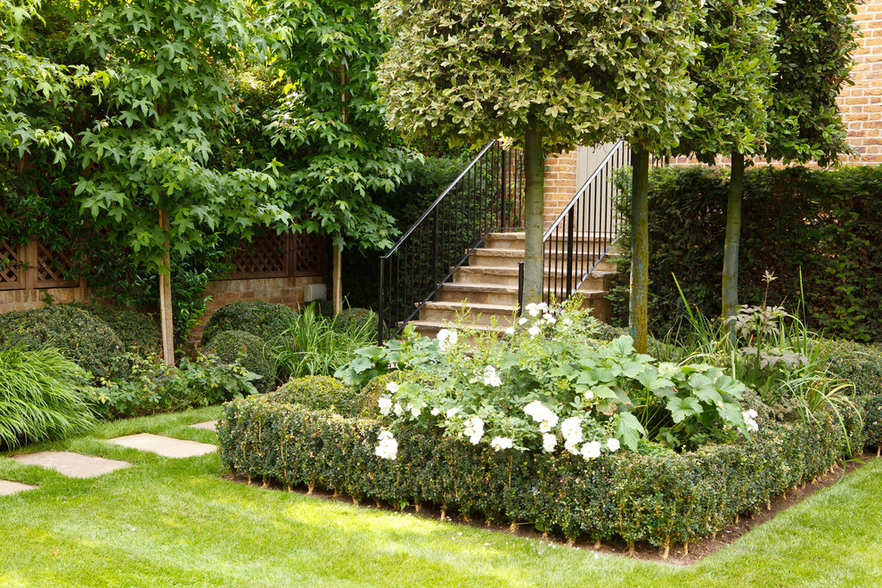 Immagine di un giardino classico con scale