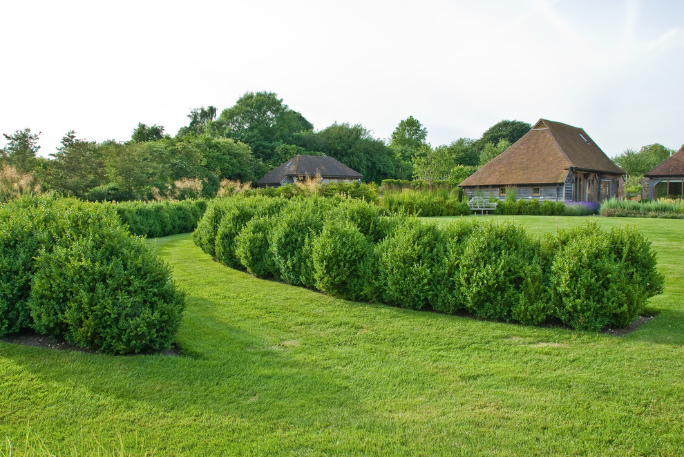 Großer Landhaus Garten im Sommer, hinter dem Haus mit direkter Sonneneinstrahlung in Sussex