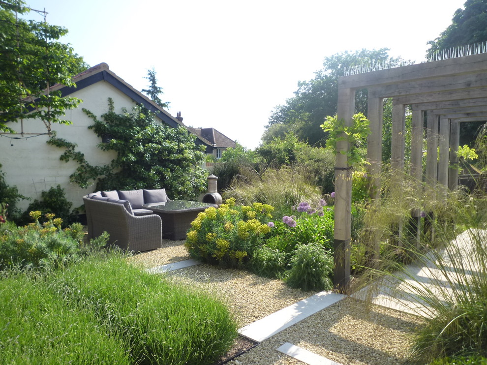 Cette image montre un jardin arrière chalet de taille moyenne avec des pavés en pierre naturelle.
