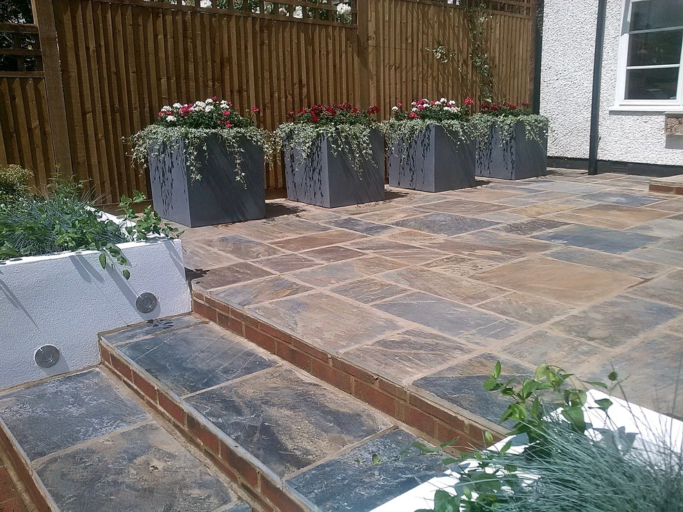 Immagine di un giardino design con pavimentazioni in pietra naturale