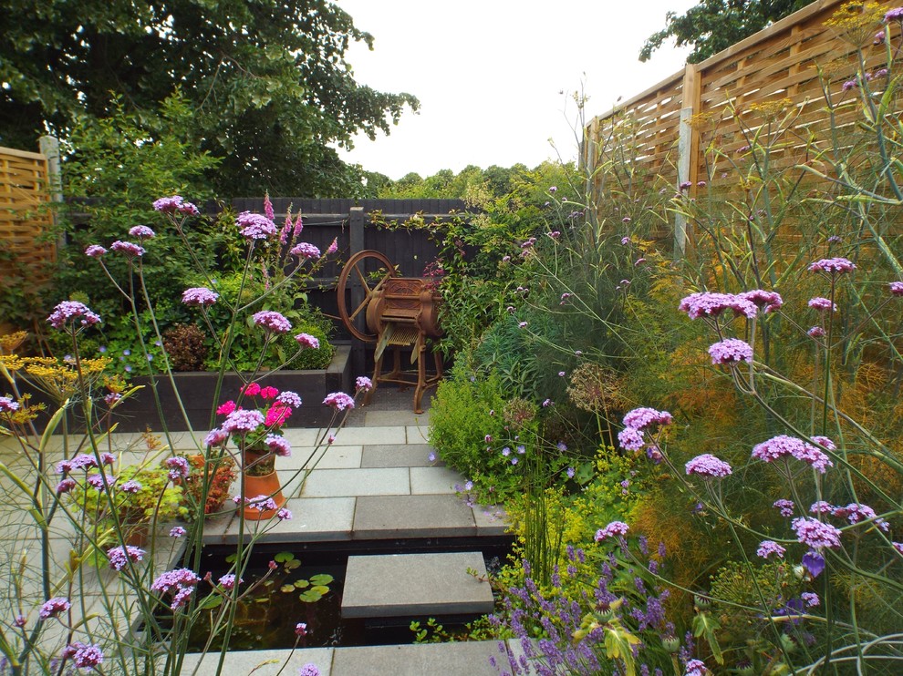 Immagine di un giardino rustico di medie dimensioni e dietro casa