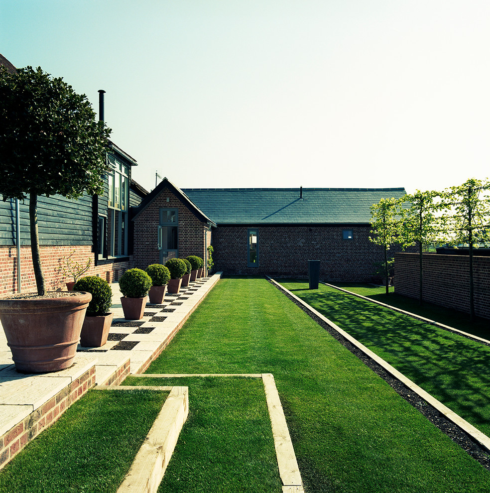 Свежая идея для дизайна: участок и сад среднего размера в стиле кантри - отличное фото интерьера