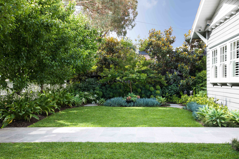 Idee per un giardino contemporaneo esposto a mezz'ombra di medie dimensioni e davanti casa in estate con pavimentazioni in pietra naturale