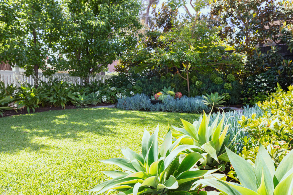 Esempio di un giardino design esposto a mezz'ombra di medie dimensioni e davanti casa in estate con pavimentazioni in pietra naturale