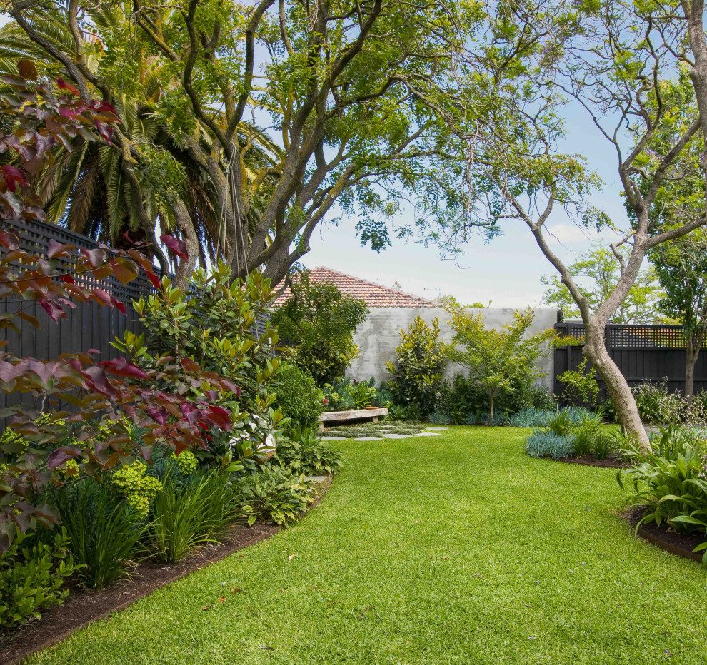 Ejemplo de jardín contemporáneo de tamaño medio en verano en patio trasero con borde del césped, exposición parcial al sol y adoquines de piedra natural