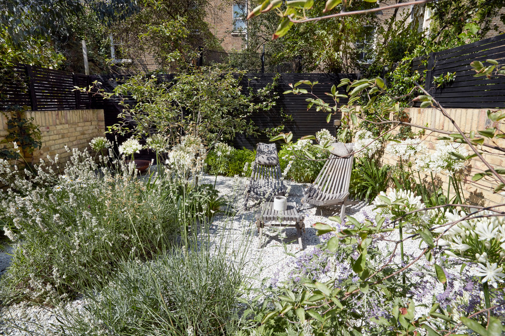Inspiration pour un aménagement d'entrée ou allée de jardin arrière méditerranéen de taille moyenne et au printemps avec une exposition partiellement ombragée et du gravier.