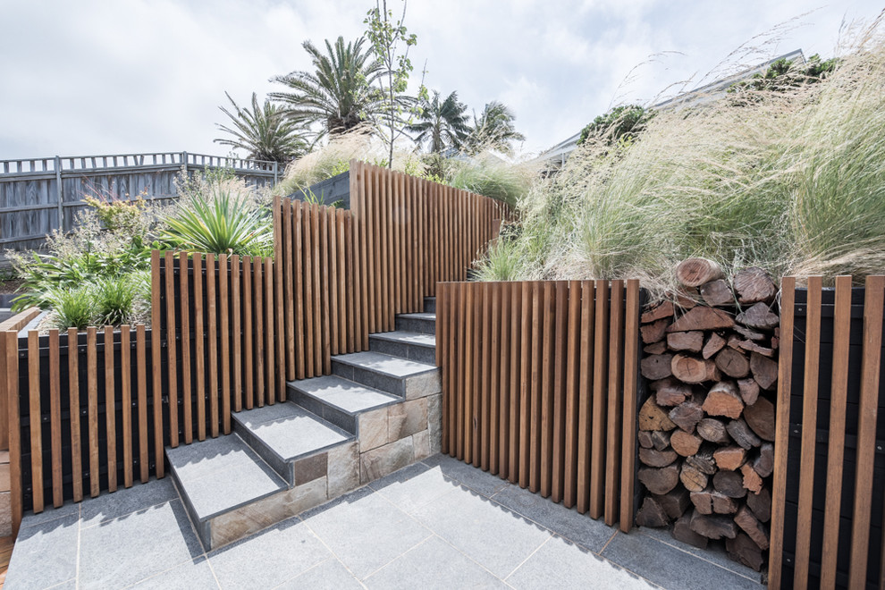 Ispirazione per un giardino minimal esposto in pieno sole di medie dimensioni e dietro casa con pavimentazioni in pietra naturale