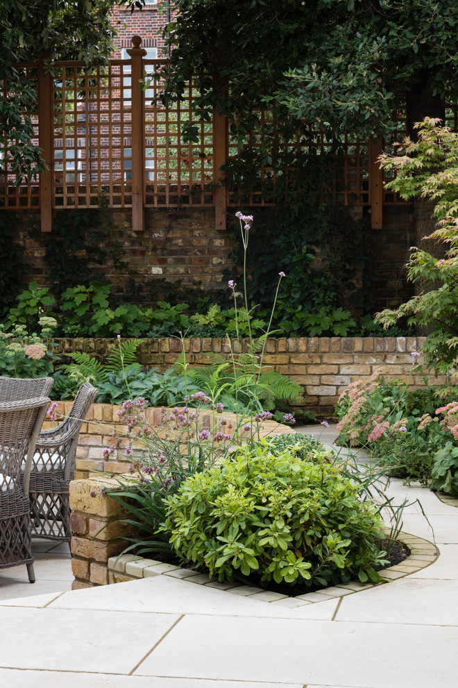 Idee per un giardino formale minimal esposto a mezz'ombra di medie dimensioni e dietro casa in autunno con un focolare e pavimentazioni in pietra naturale