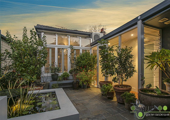На фото: солнечный, осенний участок и сад среднего размера на заднем дворе в стиле модернизм с хорошей освещенностью с
