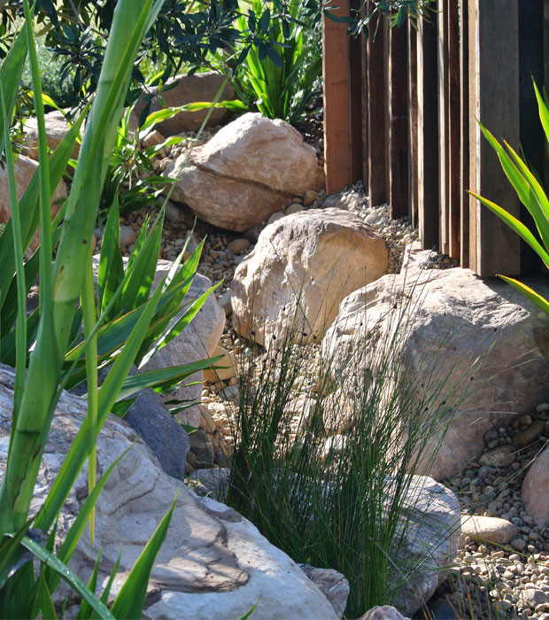 Idee per un giardino rustico esposto in pieno sole di medie dimensioni e dietro casa in estate con ghiaia