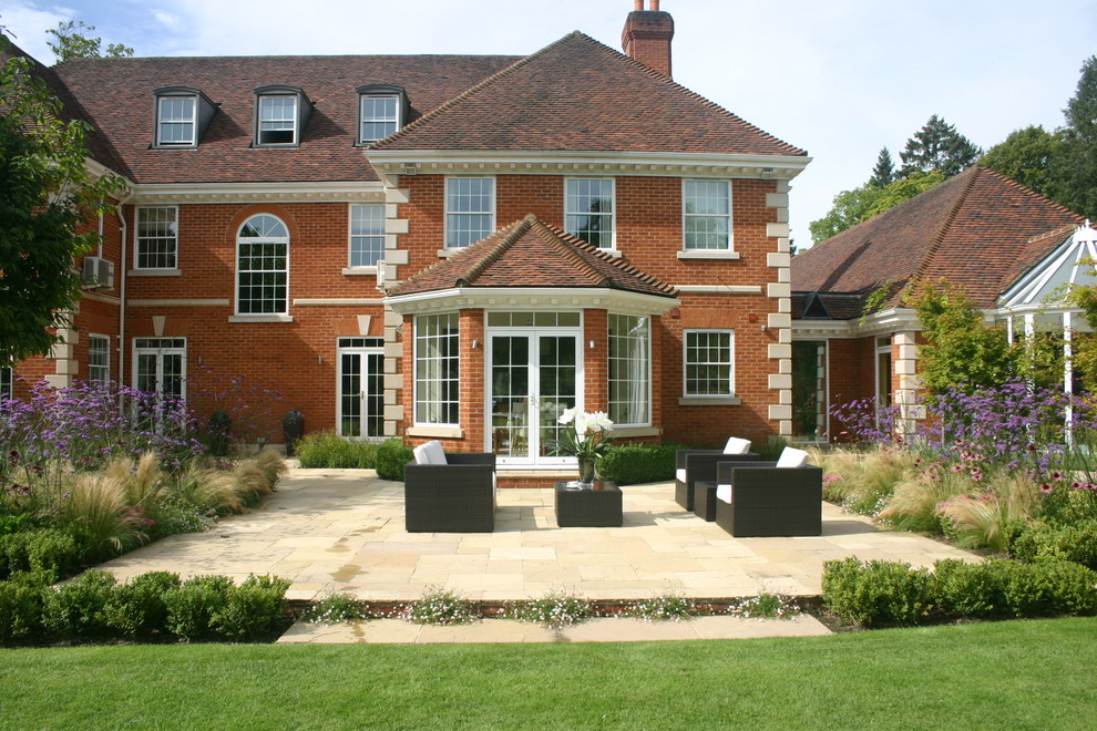 Design ideas for a traditional courtyard formal full sun garden in Berkshire with a garden path.
