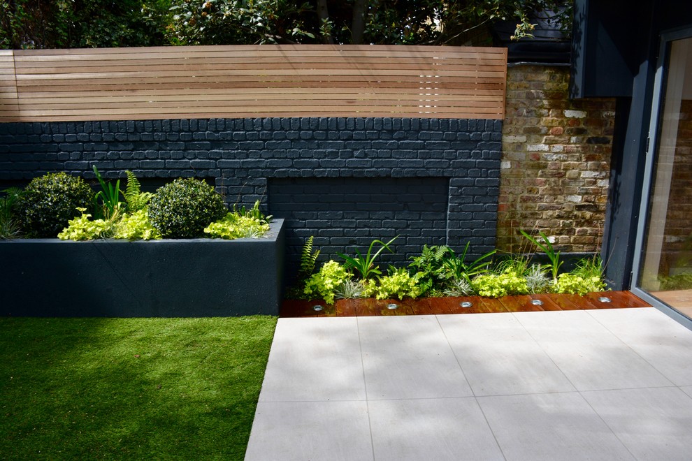 Idée de décoration pour un jardin arrière design de taille moyenne.