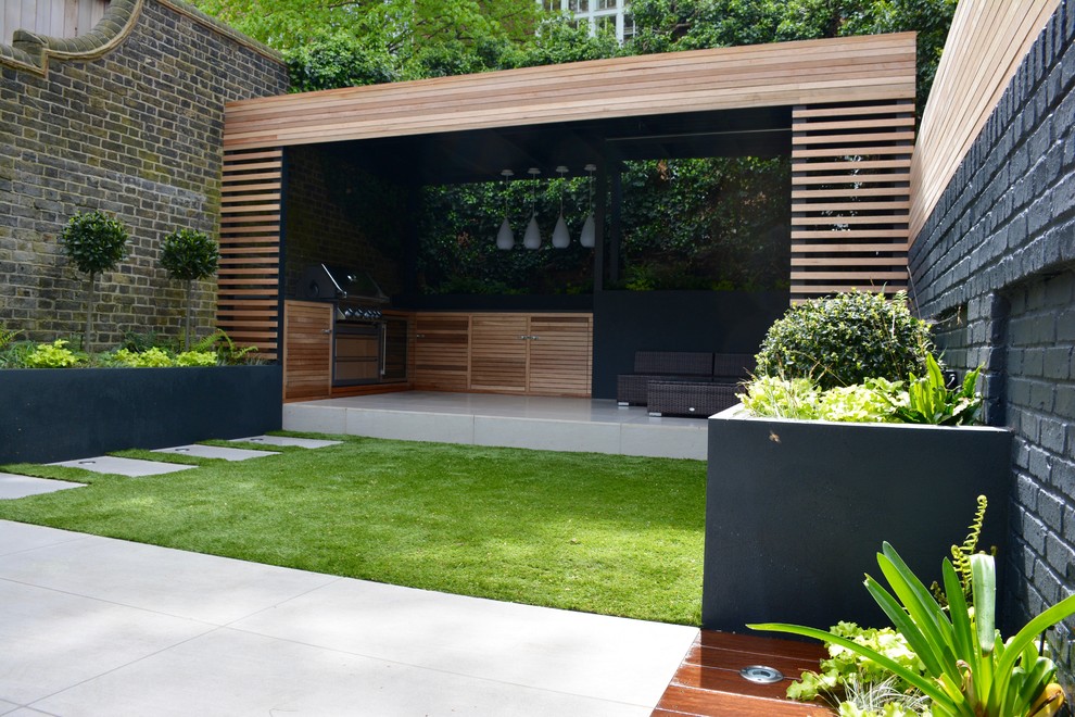 Immagine di un giardino design di medie dimensioni e dietro casa