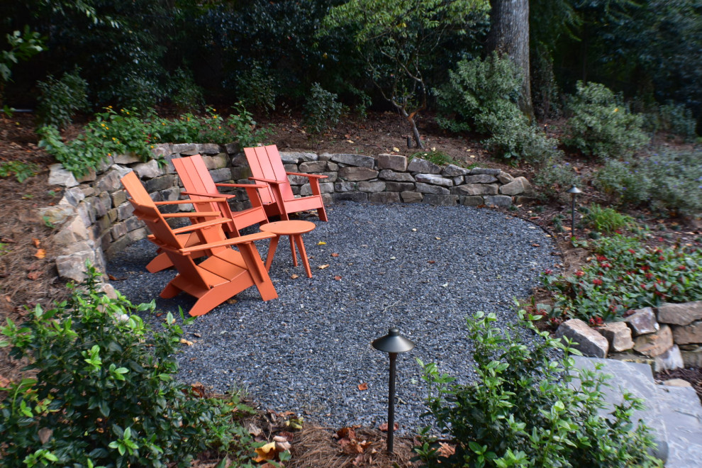 Idee per un grande giardino minimalista esposto a mezz'ombra dietro casa in estate con un focolare e pedane