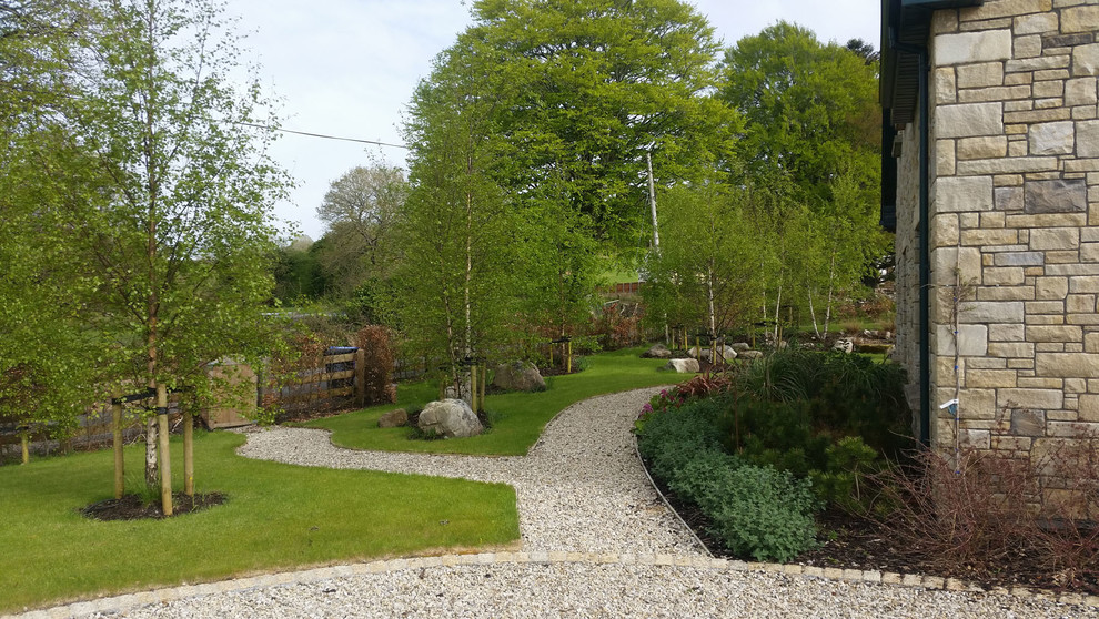 Foto di un grande giardino formale country dietro casa con un ingresso o sentiero e ghiaia