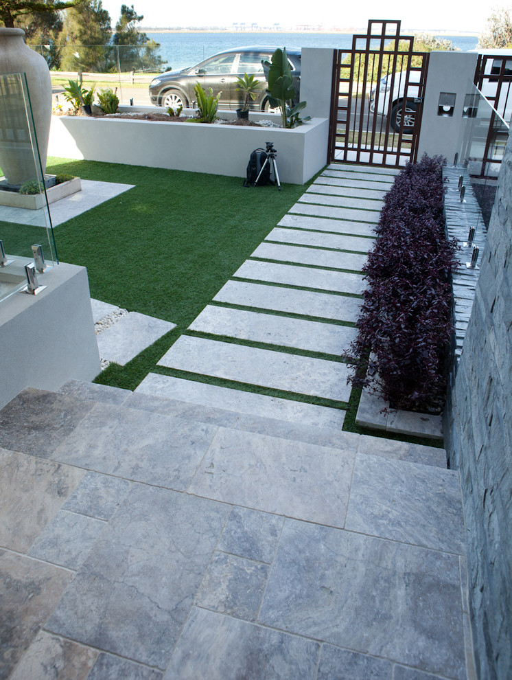 Esempio di un grande giardino formale design esposto a mezz'ombra davanti casa con pavimentazioni in pietra naturale