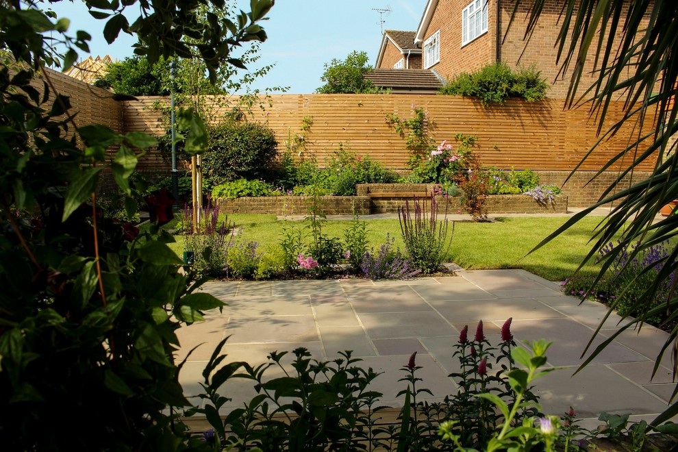 Idee per un giardino design di medie dimensioni e dietro casa