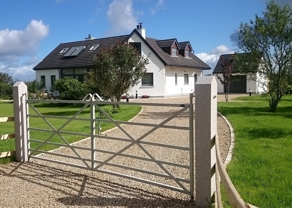 Foto de acceso privado de estilo de casa de campo en patio delantero con portón, exposición total al sol y piedra decorativa