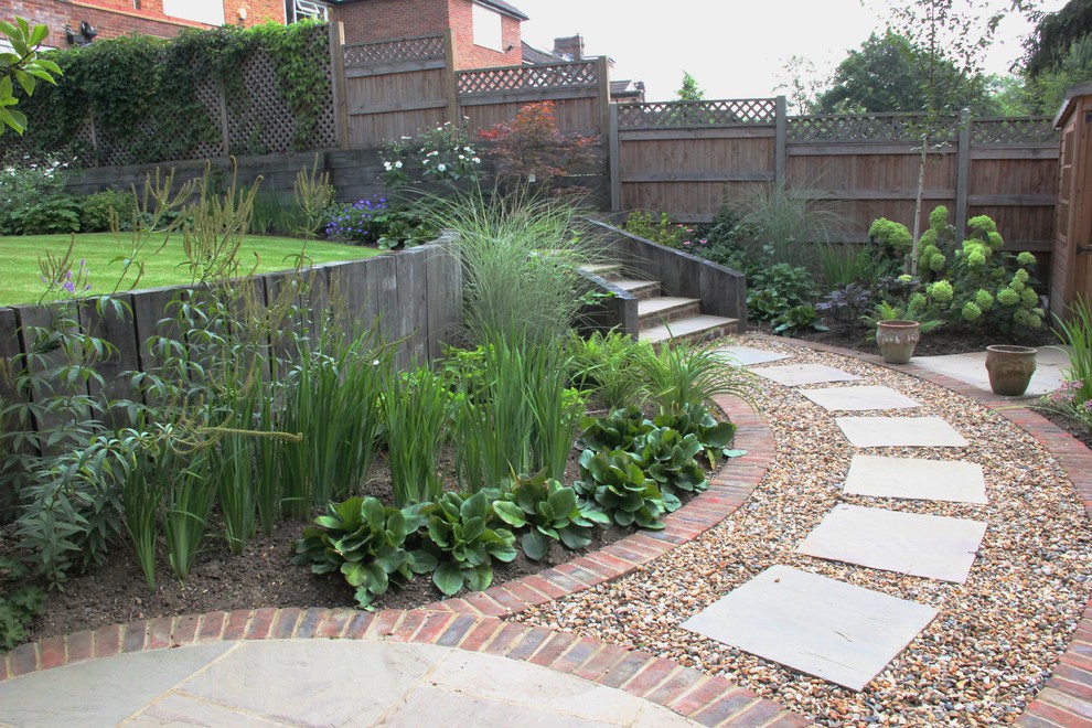 Cette photo montre un jardin de taille moyenne avec un mur de soutènement, une exposition partiellement ombragée et une pente, une colline ou un talus.