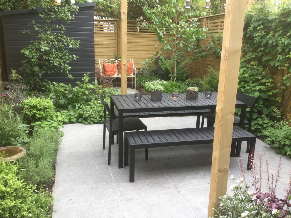Kleiner Moderner Garten hinter dem Haus mit Natursteinplatten in London