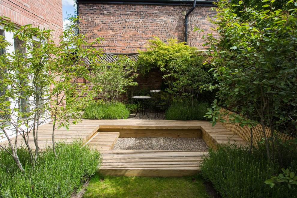Kleiner Stilmix Garten im Innenhof mit Auffahrt in Manchester