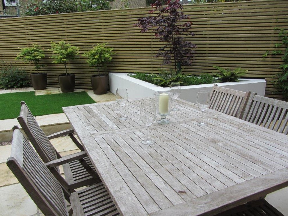 This is an example of a contemporary garden in Buckinghamshire.