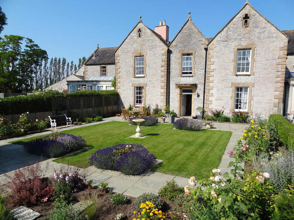 Пример оригинального дизайна: большой солнечный регулярный сад на заднем дворе в классическом стиле с хорошей освещенностью