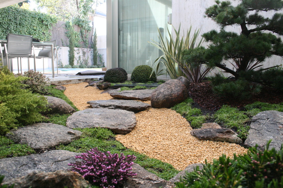 Design ideas for a small asian landscaping in London.