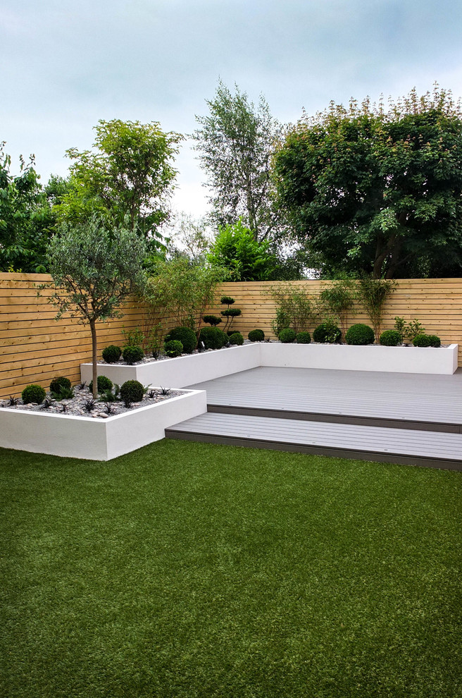 Пример оригинального дизайна: маленький тенистый, летний участок и сад на заднем дворе в современном стиле с растениями в контейнерах и настилом для на участке и в саду