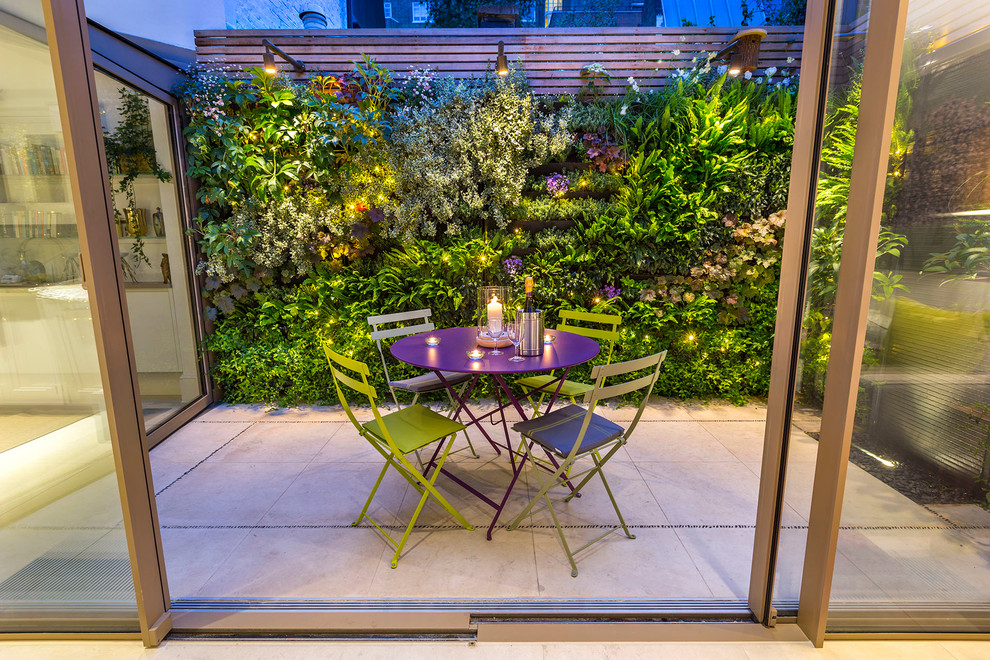 Kleine, Halbschattige Moderne Pflanzenwand im Sommer, hinter dem Haus mit Natursteinplatten in London