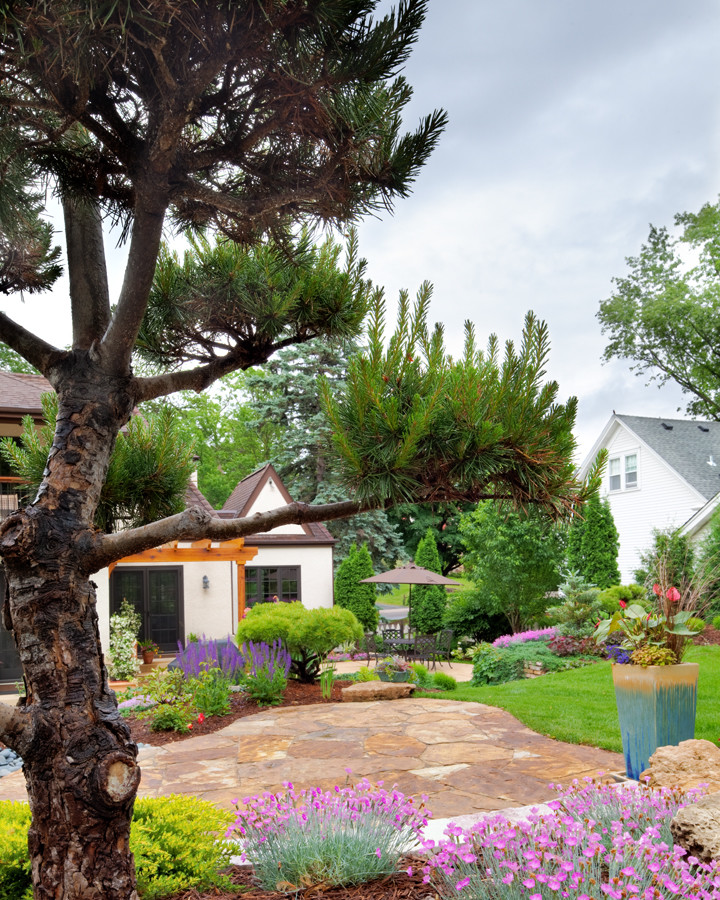 Idée de décoration pour un grand jardin asiatique l'été avec une exposition partiellement ombragée, des pavés en pierre naturelle et un point d'eau.