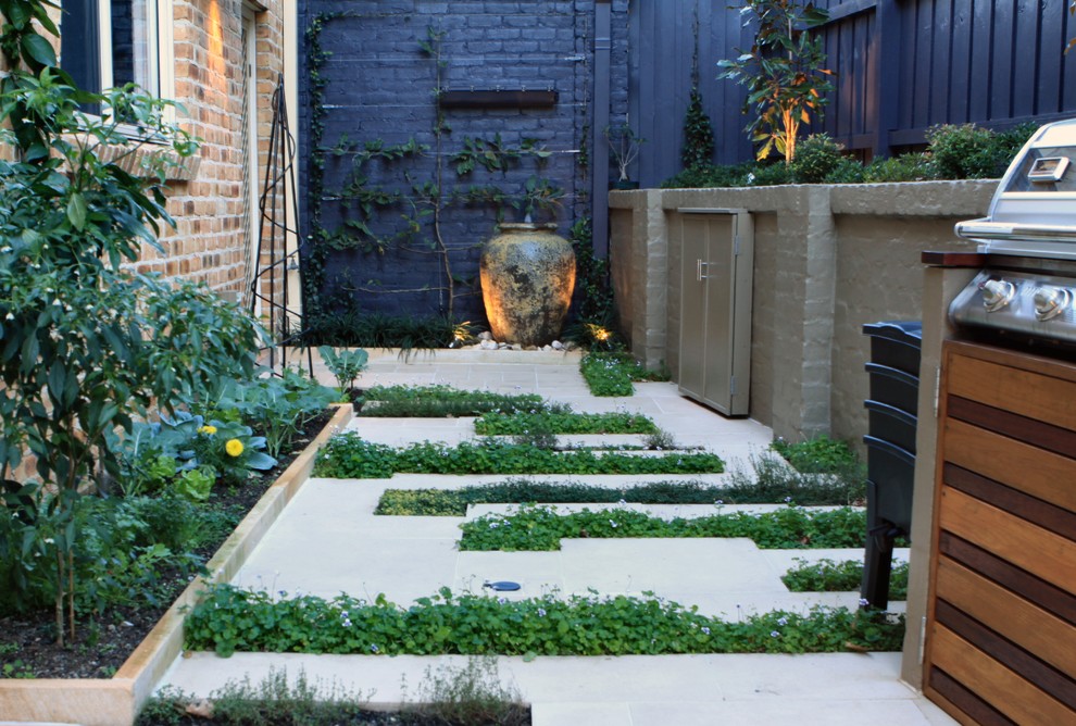 Foto di un piccolo orto in giardino minimal esposto a mezz'ombra in cortile in primavera con pavimentazioni in cemento