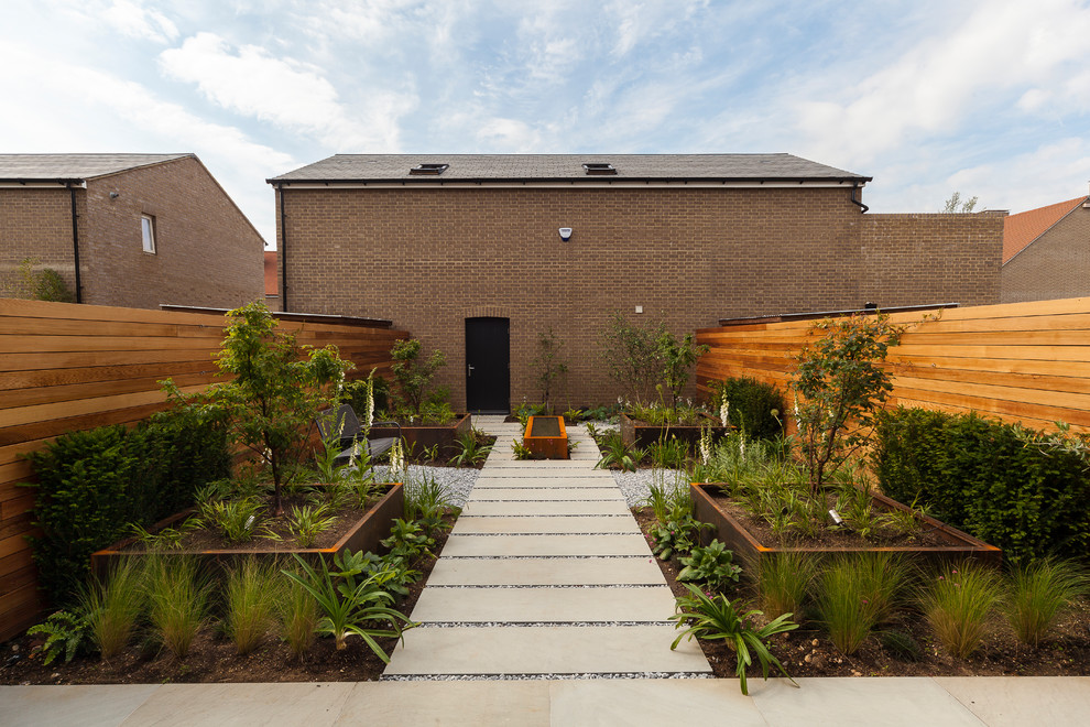 Foto di un giardino minimal esposto in pieno sole di medie dimensioni e dietro casa con pavimentazioni in cemento