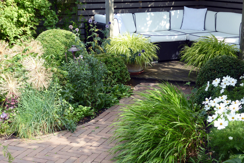 Imagen de camino de jardín actual pequeño en verano en patio trasero con exposición parcial al sol y adoquines de ladrillo